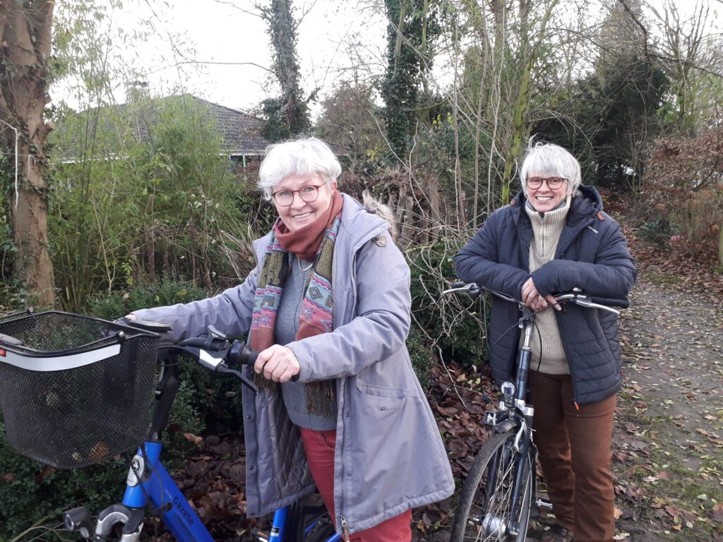 Gruppenbild mit Hedwig Bruns und Lisa Aka jeweils am Fahrrad